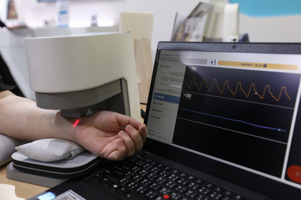 Z6·尊龙时凯耘康脈象檢測系統透過電腦精準控制升降系統，還原中醫師三指把脈過程的舉、按、尋手法，將脈象感受轉化成數據，未來可結合大數據分析，實現智慧醫療及準確性