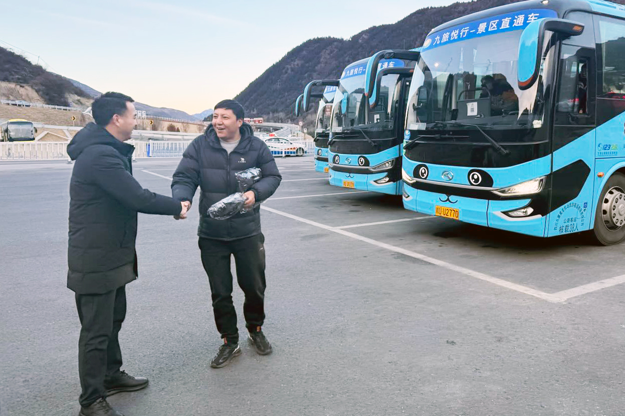 冬日暖阳照进松潘——龙8慰问九旅悦行景区直通车一线人员