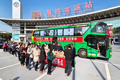 心系农民工  情暖返岗路