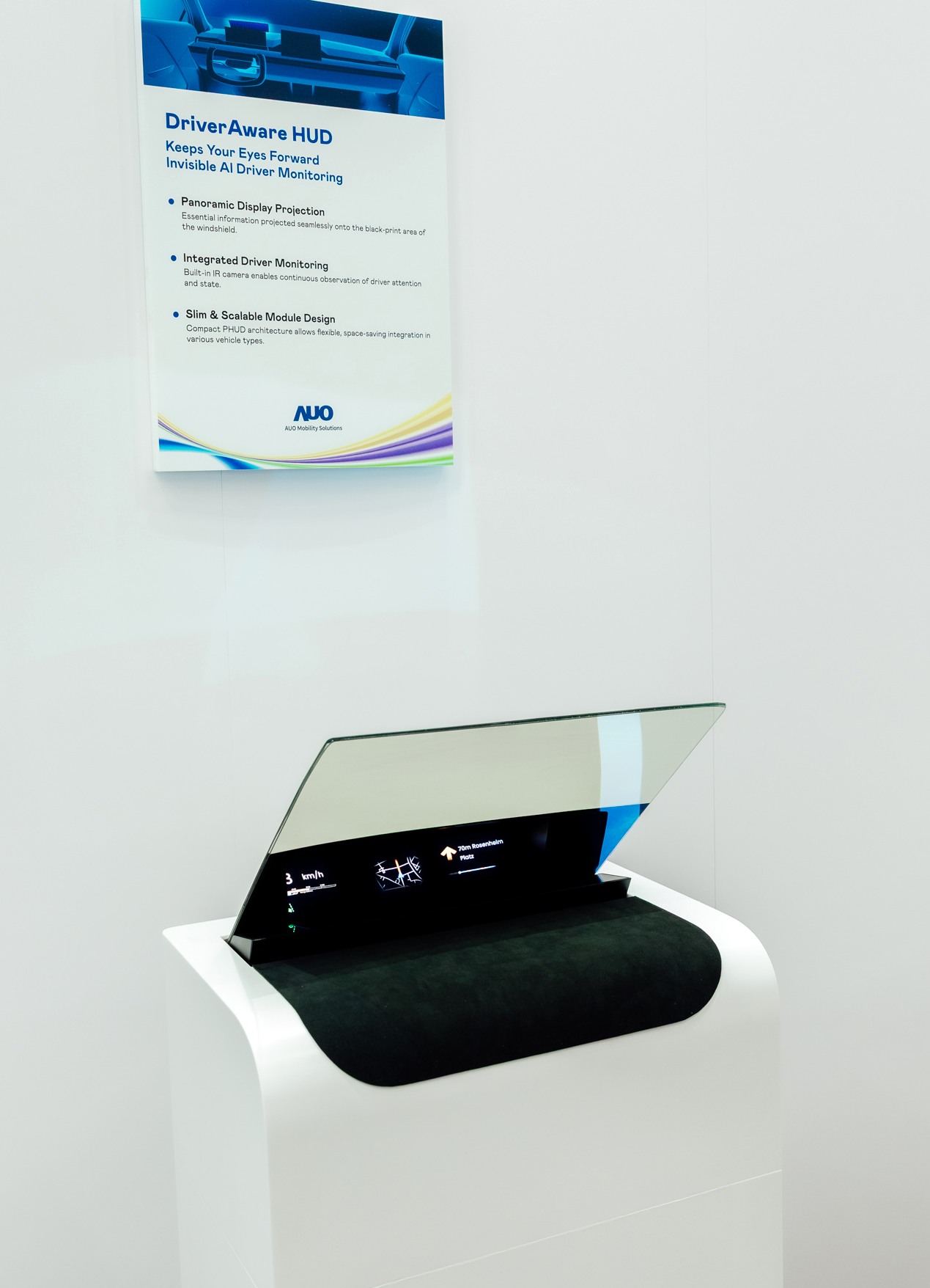 DriverAware HUD结合抬头显示器与隐藏式红外线摄影机，将车速、导航及警示讯息投影于挡风玻璃上，完美对齐驾驶目不离路的视线，同时，透过AI 监控驾驶注意力以提升安全性。